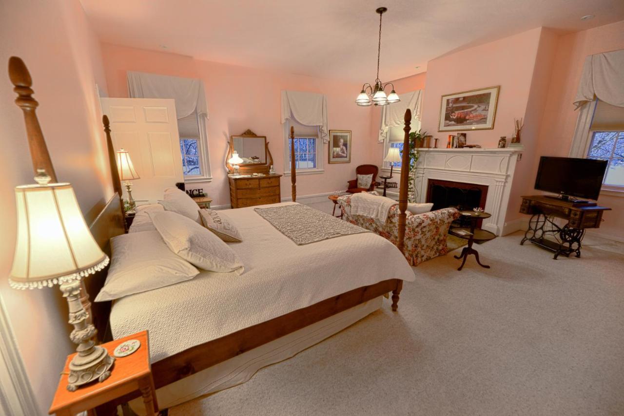 The Bed And Breakfast At Oliver Phelps Canandaigua Room photo